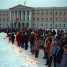 I dagene som fulgte kom tusener til Slottsplassen for å minnes Kong Olav og vise sin støtte til Kongefamilien i denne vanskelige tiden.  Foto: Lise Åserud, NTB scanpix